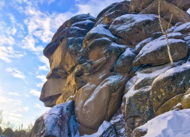 Rock doğal ayağı dedesi veya Ded Stolby doğa Sanctuary, Rusya, Sibirya Krasnoyarsk şehir denir. Harika arka planda kış Sibirya Tayga.