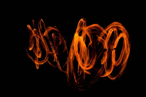 Огонь пылает ночью — стоковое фото