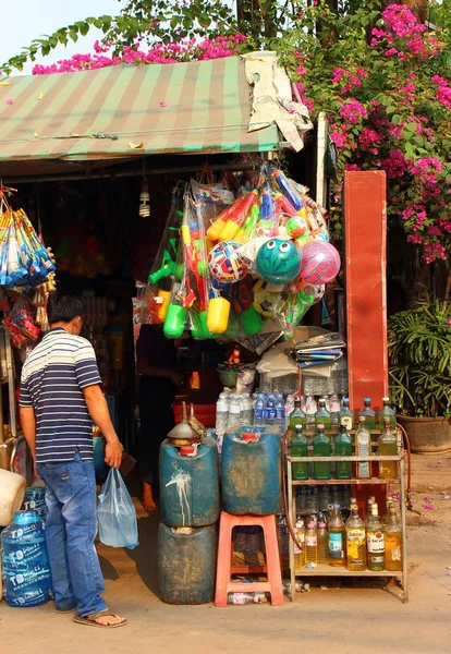 Piccolo negozio di mercanti cambogiano — Foto Stock