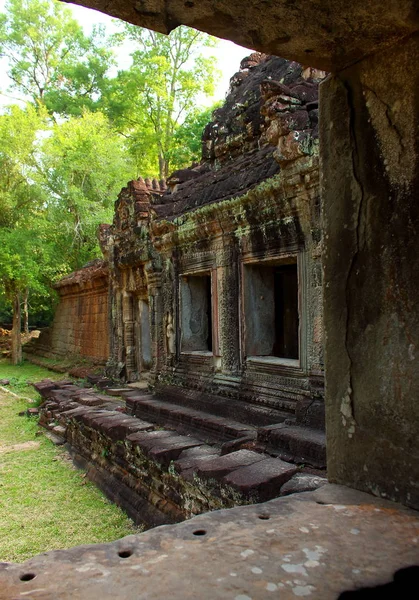 Vista attraverso una finestra ad Angkor Wat in Cambogia — Foto Stock