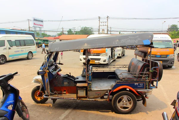 Tuk Tuk taxi de tres ruedas en una calle tailandesa — Foto de Stock