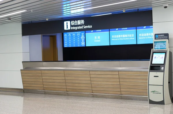 Balcão de informações no aeroporto para viajantes — Fotografia de Stock