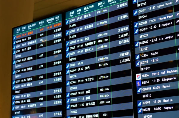 Info of flight on billboard in airport — Stock Photo, Image