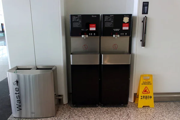 Громадська служба питна вода в аеропорту — стокове фото