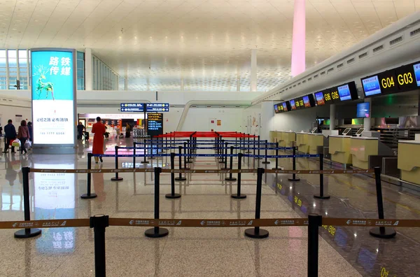 Empty check-in counters at the airport — Stock Photo, Image