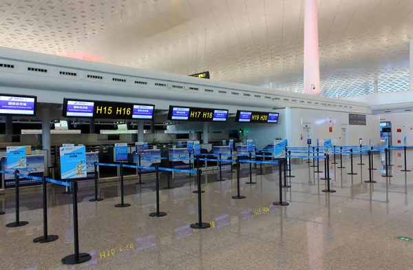Empty check-in counters at the airport — Stock Photo, Image