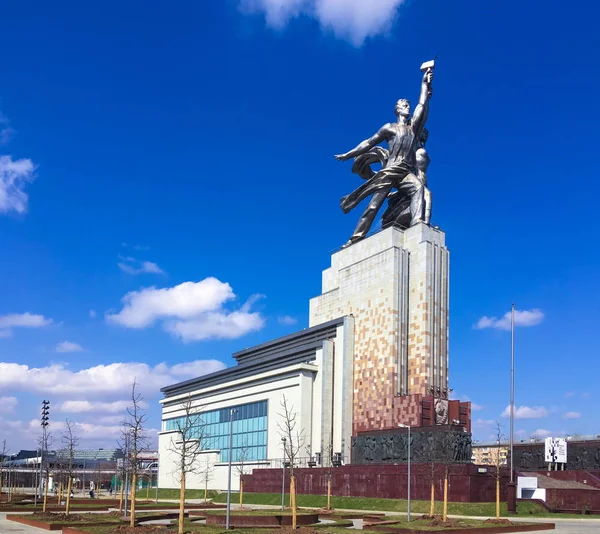 Escultura Trabalhador e Kolkhoz Mulher — Fotografia de Stock