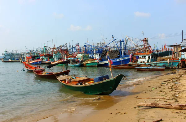 Fischerboote an der Küste Thailands. — Stockfoto