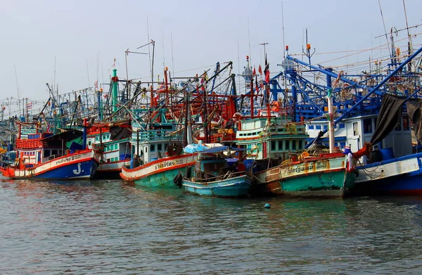 Coloridos barcos de pesca en Tailandia — Foto de Stock