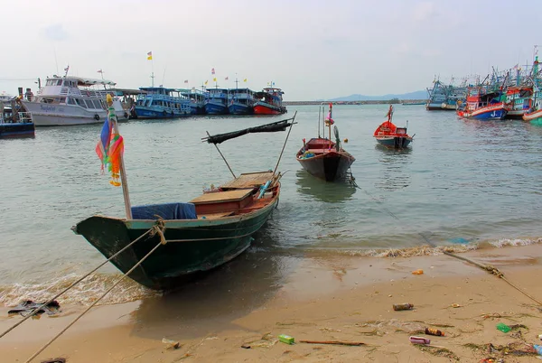 Seascape com barcos no cais na Tailândia — Fotografia de Stock