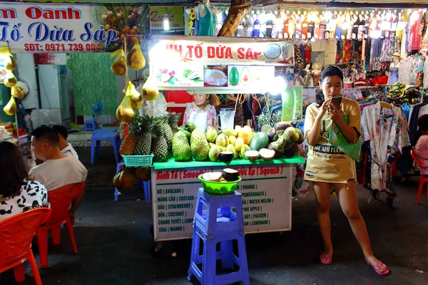 Säljer frukter på nattmarknaden — Stockfoto
