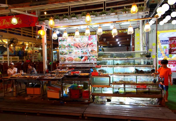 Street showcase restaurant with seafood — Stock Photo, Image