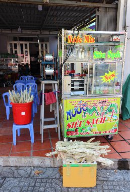 Satılık şeker kamışı suyu ile Sokak tezgahı