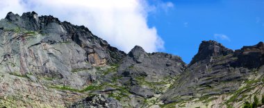 bulutlu gökyüzü altında güzel mauntain