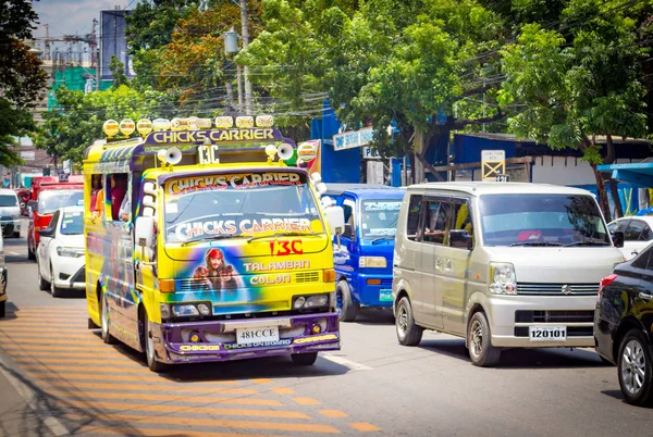 Coche tradicional sobrecargado de pasajeros — Foto de Stock