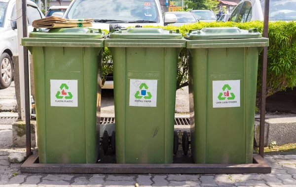 Kosze na śmieci dla różnego rodzaju śmieci w Kuala Lumpur — Zdjęcie stockowe