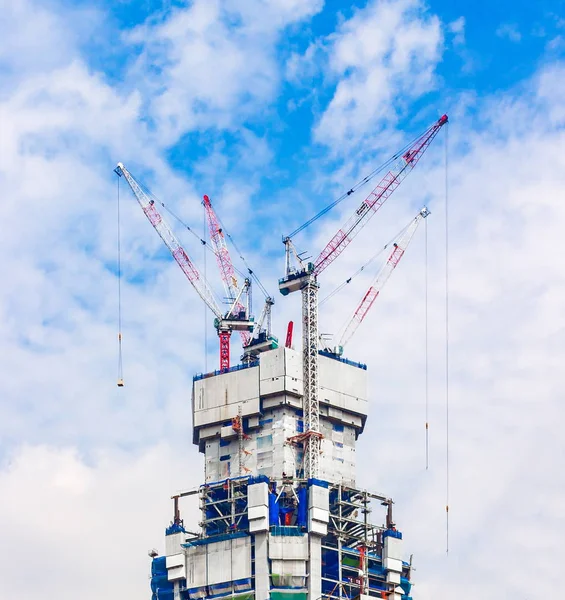 建筑起重机在建筑物的屋顶上 — 图库照片