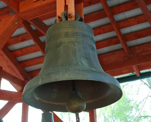Православный колокол на колокольне — стоковое фото