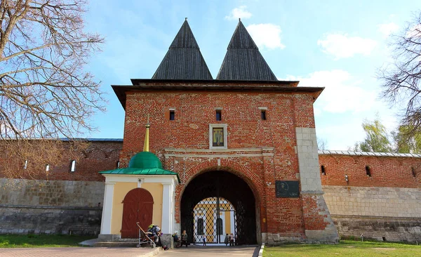 St. Nicholas Gate Tower com uma capela — Fotografia de Stock
