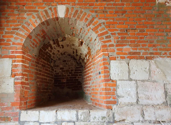 Um abraço na antiga muralha da fortaleza — Fotografia de Stock