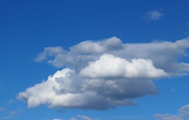 Bulutlu mavi gökyüzü