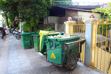 Asya caddesindeki çöp kutuları