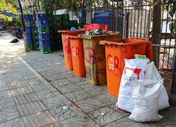 アジアの通りにゴミ箱 — ストック写真