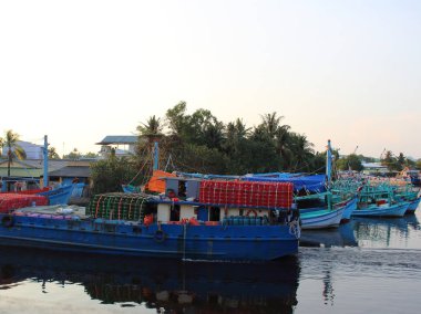Phu Quoc adasında nehir üzerinde Kargo mavna