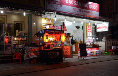 Kadınlar gece pazarında yemek satıyor.