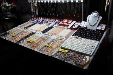 Gerçek incilerle yapılmış kadın aksesuarları.