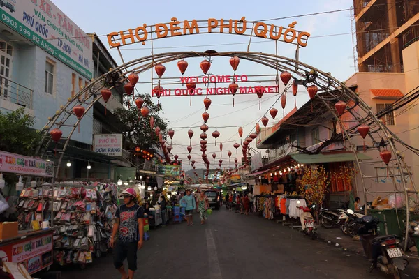 Phu Quocs kvällsmarknad i Duong Dong-staden — Stockfoto