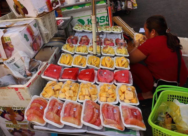 Frutta affettata per i turisti nel mercato di strada — Foto Stock