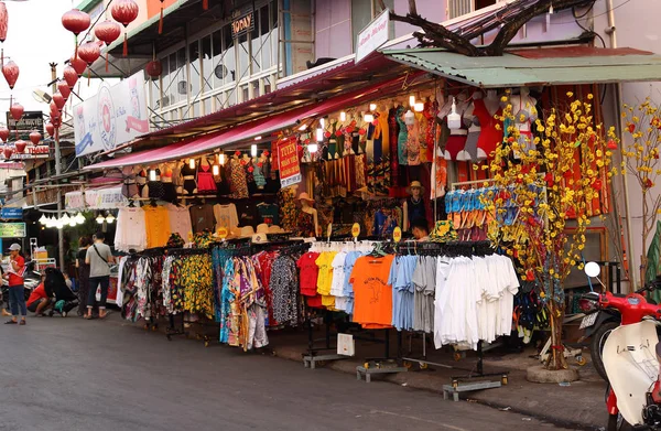 Camiseta a la venta en el mercado nocturno de Duong Dong —  Fotos de Stock