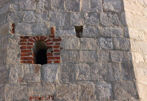 Piccola fessura nell'antica cinta muraria della fortezza — Foto Stock