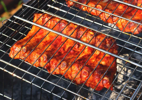 BBQ ribs on grill — Stock Photo, Image