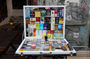 Sokakta sigara satışı