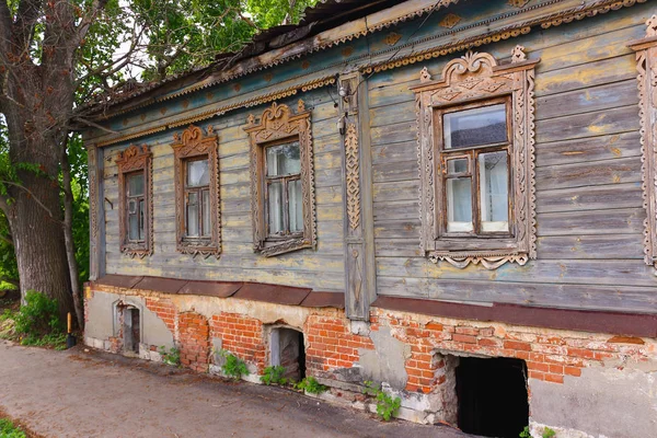 La facciata di una vecchia casa in legno abbandonata — Foto Stock