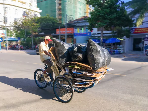Nha Trang Vietnam Abril 2019 Cycle Rickshaw Lleva Cartones Bolsas — Foto de Stock