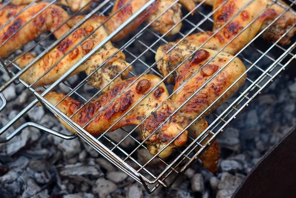 Crispy marinated chicken wings grilling — Stock Photo, Image