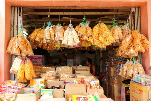 Snack su bancarella street vendor nel mercato asiatico — Foto Stock