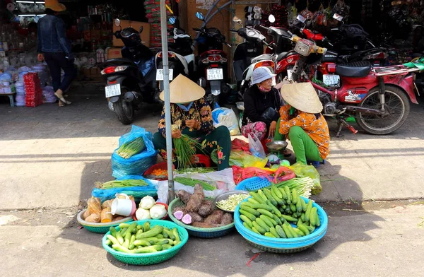 La vida de los vendedores vietnamitas en el mercado Binh Tay — Foto de Stock