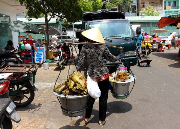 La vida del vendedor vietnamita en el mercado Binh Tay , — Foto de Stock