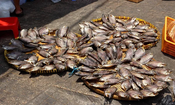 Secado de pescado en el mercado — Foto de Stock