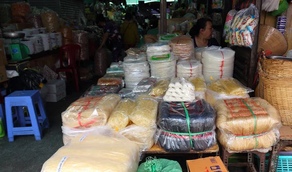 Tagliatelle asciutte sulla bancarella venditore ambulante nel mercato asiatico — Foto Stock