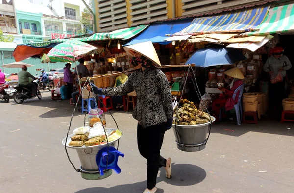 Vietnamilaisen myyjän Ho Chi Minh Cityn elämä — kuvapankkivalokuva