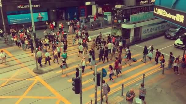 中国香港 2018年10月6日 高峰时段中区十字路口非常繁忙 购物区拥挤的街道高峰时段 交通时间推移香港 — 图库视频影像