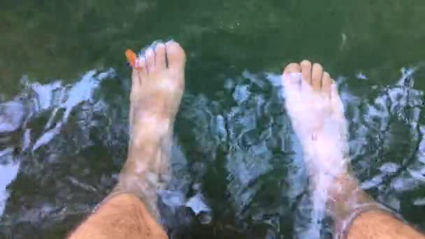 Los Pies Masculinos Lago Natural Para Los Peces Que Pelan — Vídeos de Stock