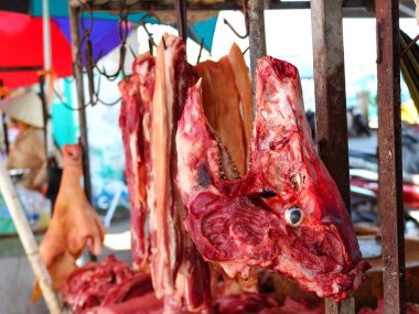 Vietnam'da bir sokak pazarında et satışı.