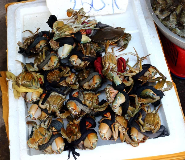 Balık pazarında Yengeçler Asya