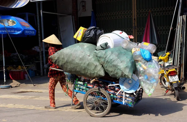 Trabajadora de basura recoge basura — Foto de Stock